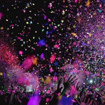 des confettis colorés
